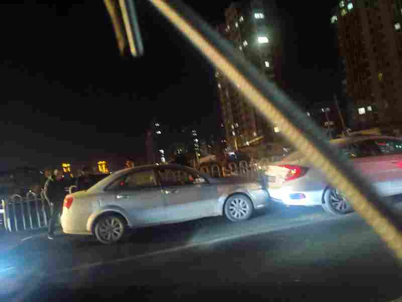 东门坦克桥上轿车没刹住