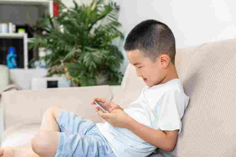 小孩玩手机怎么办